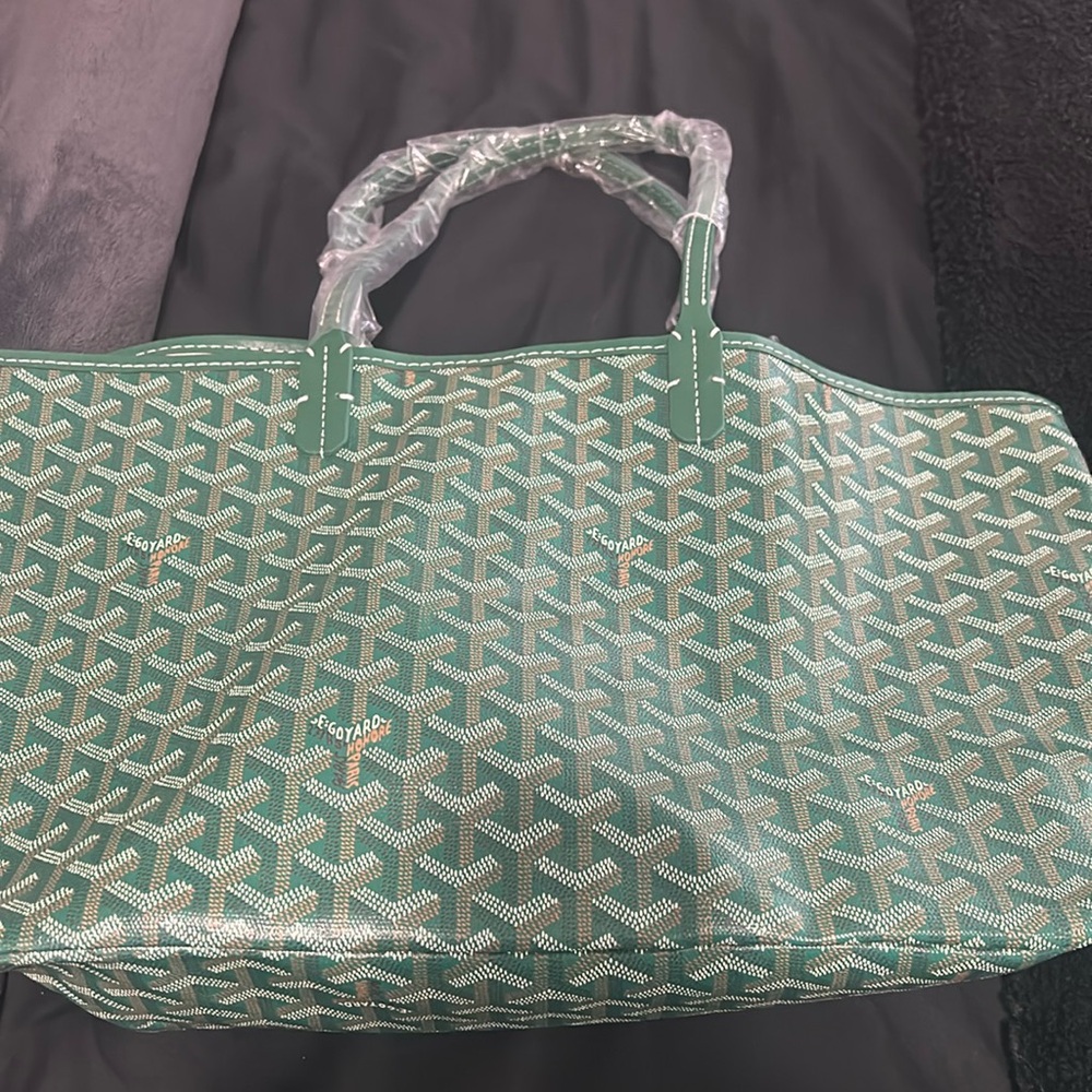 Medium size green tote bag